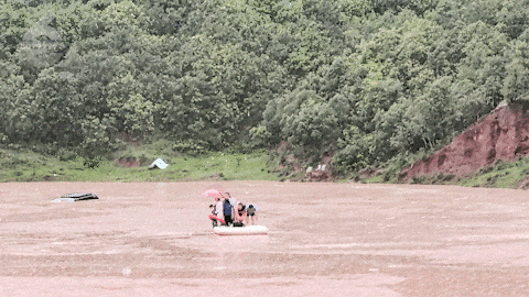 暴雨两小时，露营选错1米就是生死线