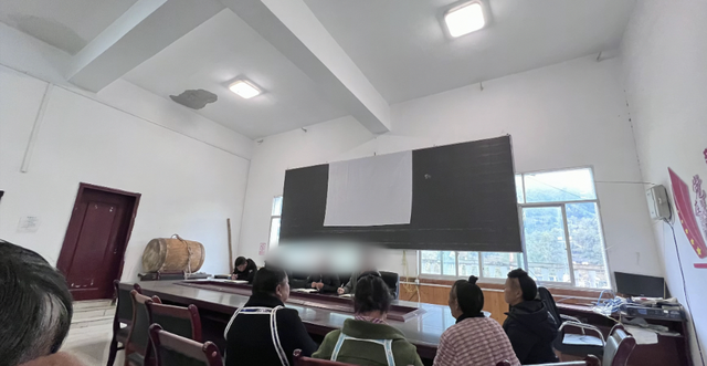 村委开会讨论处理单身返乡人员？假的