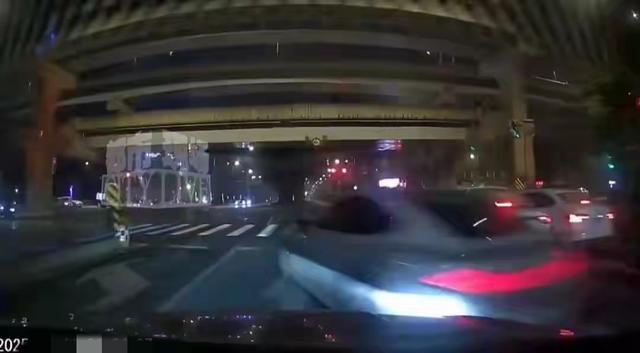 深夜连撞五辆车报废？警察抓人背后藏着啥秘密？监控拍下惊人一幕