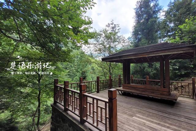 浙江宁波的隐秘山村，群山环抱犹如世外桃源，三折瀑成为玩水胜地