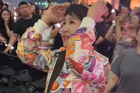 谢霆锋妈妈现身演唱会，73岁狄波拉又美又潮，现任老公也来捧场图片