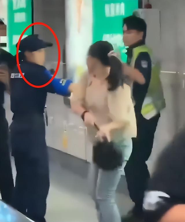 女子地铁追打安检员后，恶心一幕出现，女安检好心劝阻遭质疑