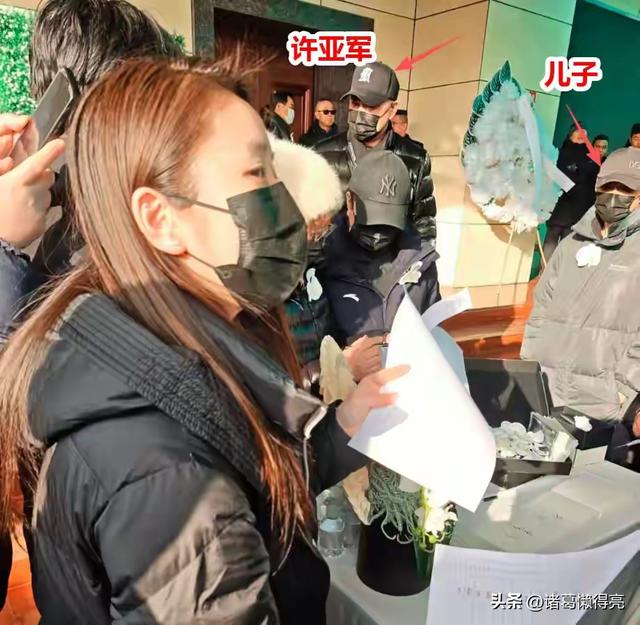 何晴葬礼现场	，许何手捧骨灰和遗像，卢俊义扮演者王卫国为其送别