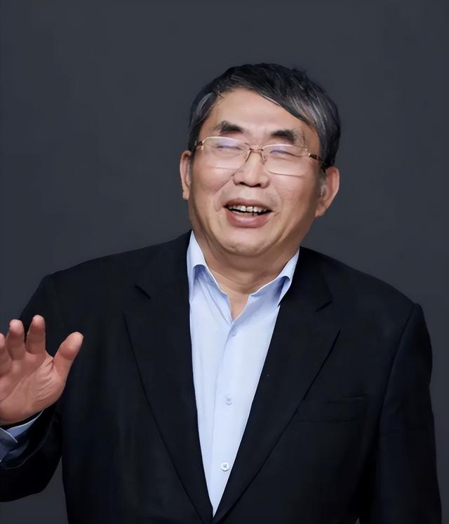 聂卫平告别仪式：大儿子手捧遗像，3个子女都到齐，众人含泪悼念