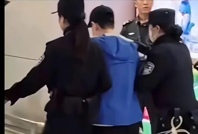 国乒夺冠后回国，恶心一幕发生，王楚钦气得直摇头，没人笑得出来