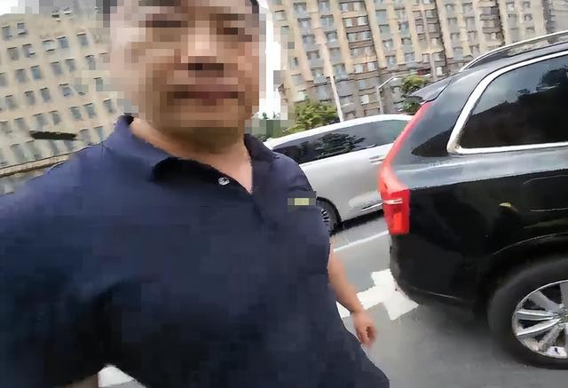闹大了！别车工装男已被拘，真实身份被扒，警方回应，网友立大功