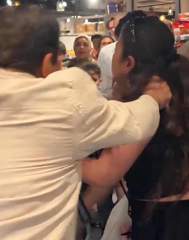 解气！俩中国女生埃及游，与当地5人互殴，完胜后获围观者竖拇指