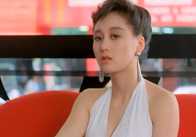 看了61岁李连杰和利智的合照，岁月摧残，他们早已老的让人不敢认