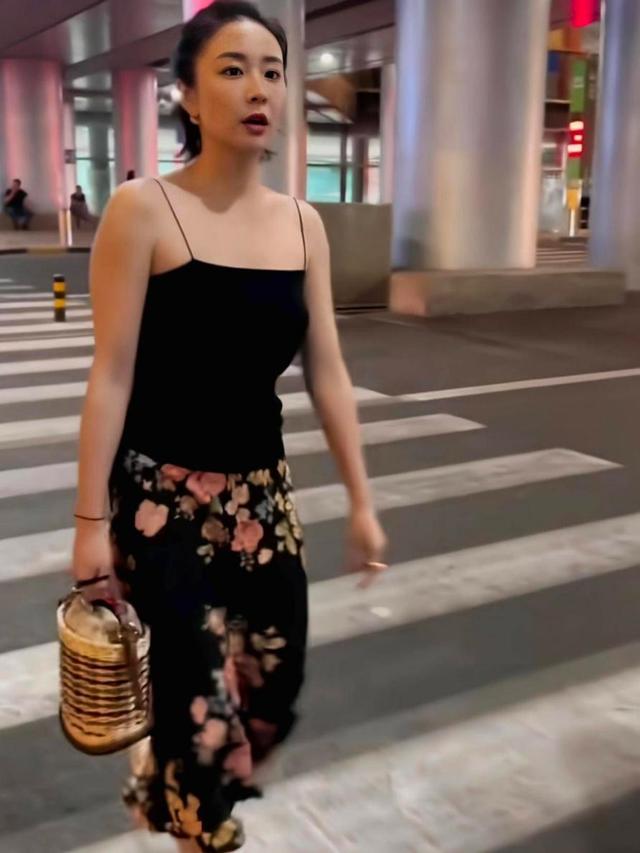 大嫂高叶太丰满了，真空穿西装都兜不住好身材	，我感慨资本会选人