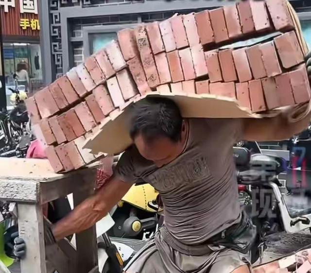 广东扛楼战神波哥现状：已和前妻离婚，手头存款55万，网友担心他