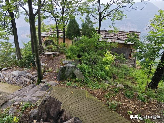 走遍石板岩之上坪菜家岩——北太行天路俯观桃花谷停车场最佳地