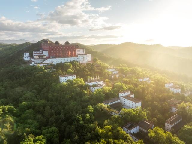 大批老人涌入承德，打着旅游名义，不逛避暑山庄不看外八庙，为啥