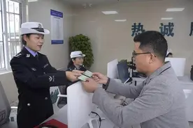 驾驶证到期可以不去车管所，在家就可以更换？交警：满足3个条件图片