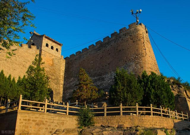 我是铜川人，去了延安和榆林，实话实说：这俩陕北名城差异真不小