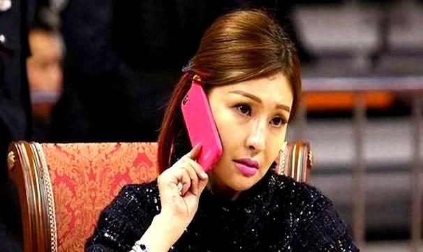 她是易建联的老板娘	，身价40亿，后背纹身性感，年过40仍韵味十足