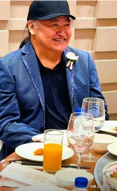 刘欢女儿举行婚礼！桌上摆了茅台，刘欢眼眶红了，新娘打扮掉价