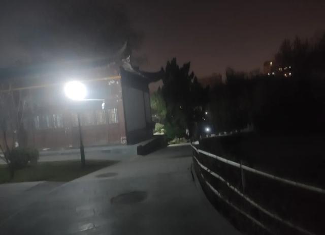 《2025年12月5日傍晚游西安红色回坊之地“莲湖公园”即景留影》