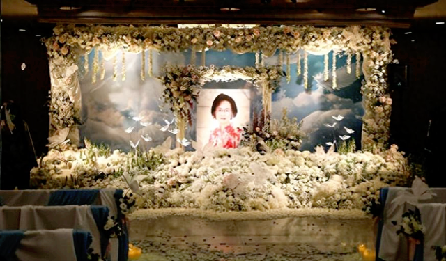 琼瑶遗作重燃：让平家子女和整个娱圈沉默，谁还记得《还珠格格》