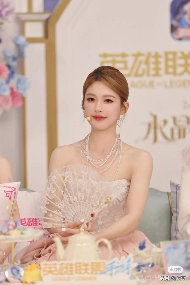 赵露思出席英雄联盟手游直播 一袭水晶玫瑰裙登场 甜美模样太可爱