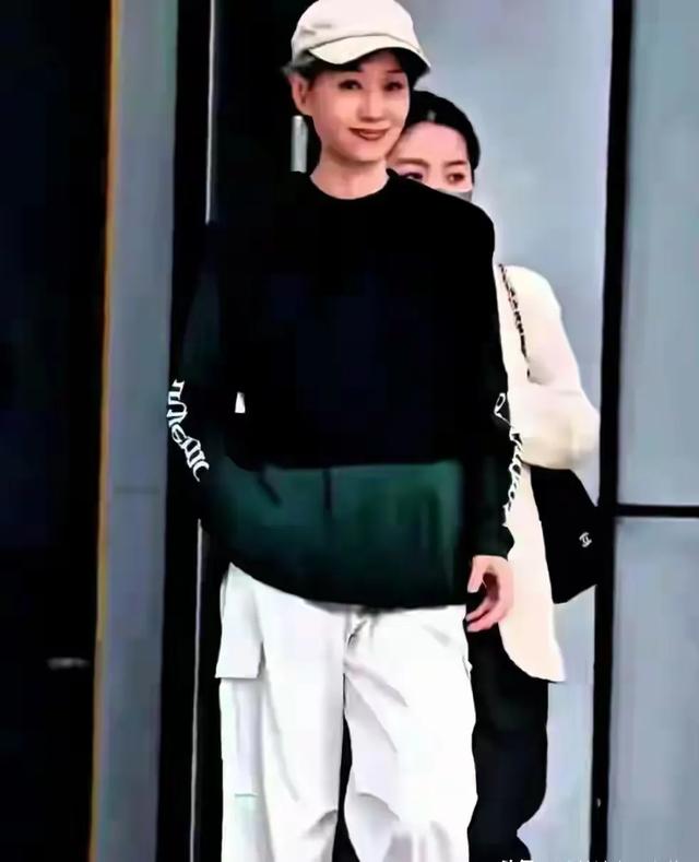 难以置信 62岁的她还这么年轻 脸上一丝皱纹都没有 这哪像60多岁的人