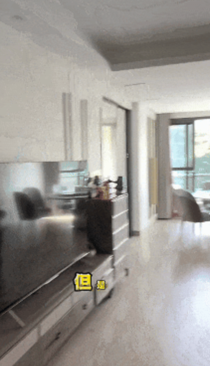 一顿饭11个菜，客厅大得能打球，哭穷的闫学晶害惨“啃老”的儿子