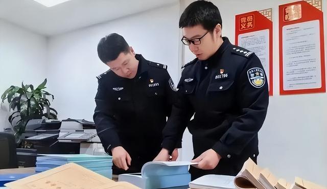 年薪600万华为高管，美公民身份被扒，带13人窃密，下场大快人心