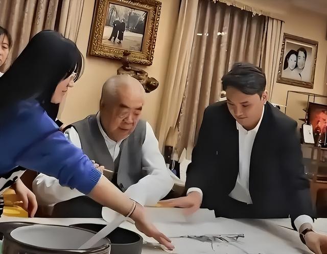 范曾失联后续：徐萌身材臃肿，穿哺乳衣陪伴在侧，疑已怀孕生子