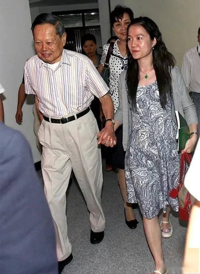 杨振宁妻子杜致礼有多美？1949年在美国的留影，她22岁，气质不凡