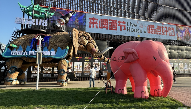 16米科技巨兽“机甲大象”霸气登场 七彩花车巡游解锁狂欢新体验