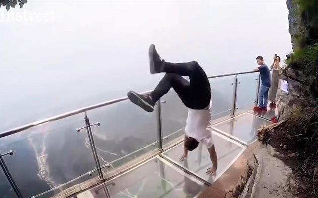 凤凰山51岁男子坠崖，妻子目睹全过程，死亡画面曝光，坐栏杆摔下