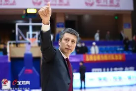 上海男篮赢了，他笑不出来了图片