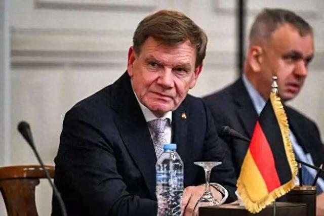 取消访华行程一个月后，德国外长突然宣布：有信心在年底抵达北京