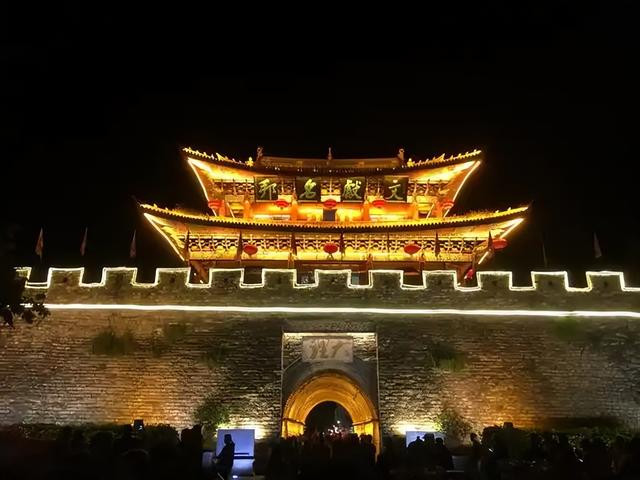 国庆草原游火到非洲！00后带火深度体验，草原“策马送外卖”！