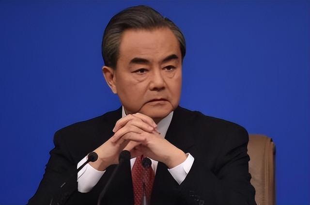 见完莫迪一面后，中方专机并未飞回北京，立马改道去了巴基斯坦