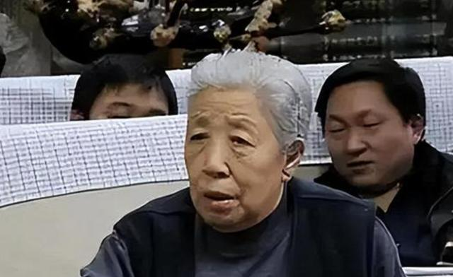 她15岁入党，18岁和主席成亲，如今仍健在，却几乎不出来露面