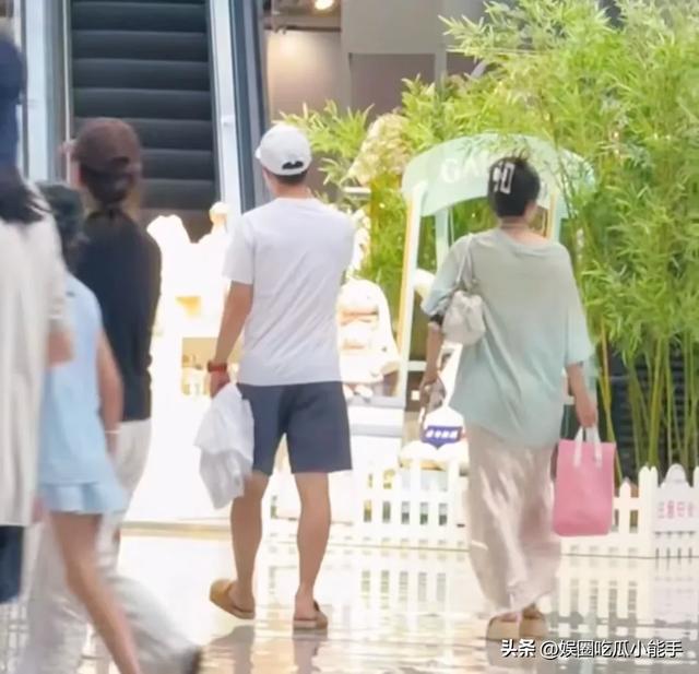 马龙夏露散步被偶遇，两人挽着手好甜，夏露穿搭看不懂有点显胖
