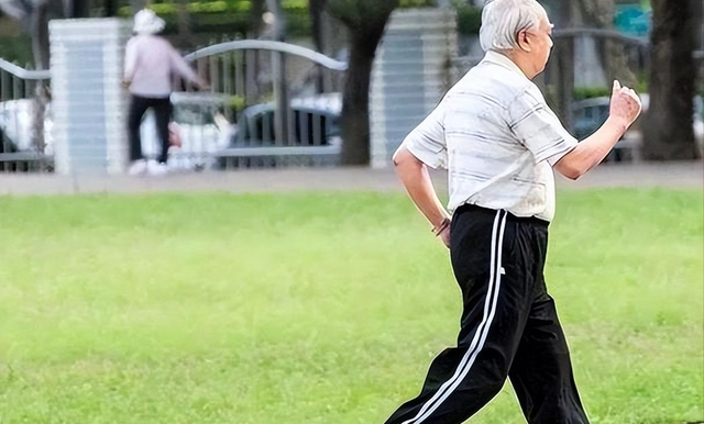“快走30分钟”被推翻了？提醒：过了55岁，运动要做到这5个关键