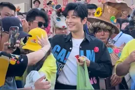 黄晓明现身青岛，一头假发乌黑浓密，层次明显！新女友全身黑料图片