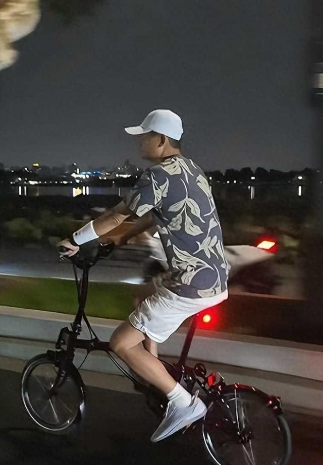 60岁马云西湖夜骑兜风，骑万元自行车，笑容满面热情打招呼
