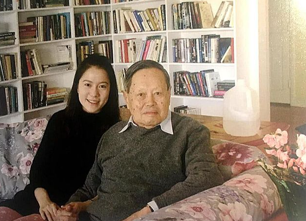 没想到	，杨振宁去世后，49岁妻子翁帆，竟因一个动作实现口碑暴涨
