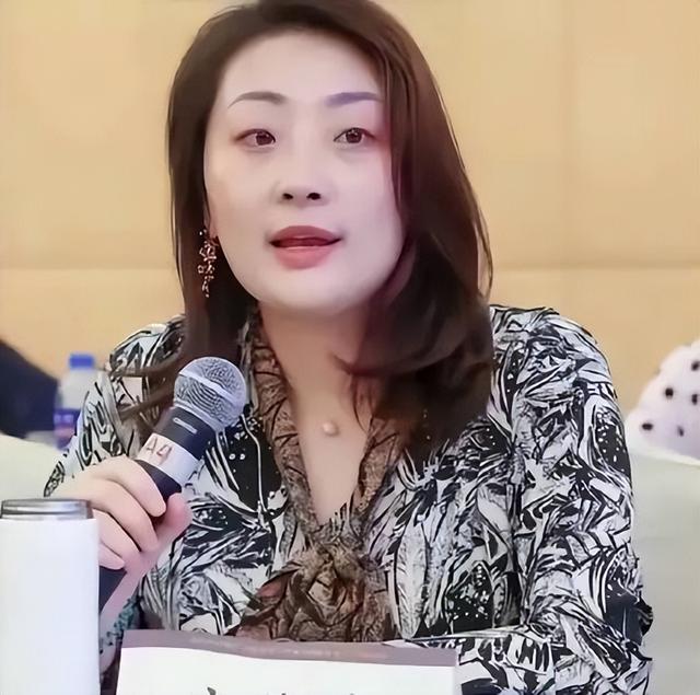 宣告卸任董事长仅半月，宗馥莉“新身份”曝光	，宗泽后高兴早了