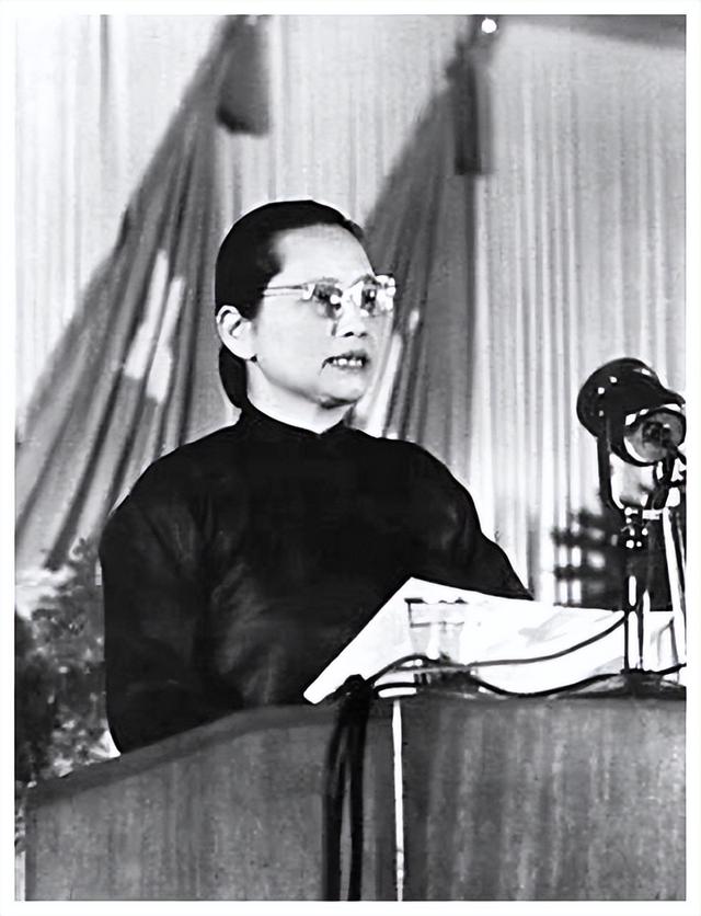 孙中山和宋庆龄的一张真实合影！真是太美了，颜值碾压影视演员！