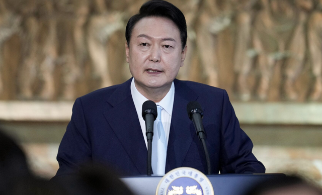 李在明刚踩刹车，中方横幅被撕烂，抢在93庆典前，韩国右翼下毒手
