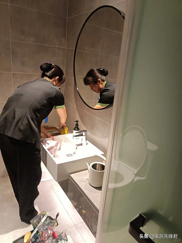 为什么现在酒店退房都不再“查房”了？内部员工说出实情：明白了