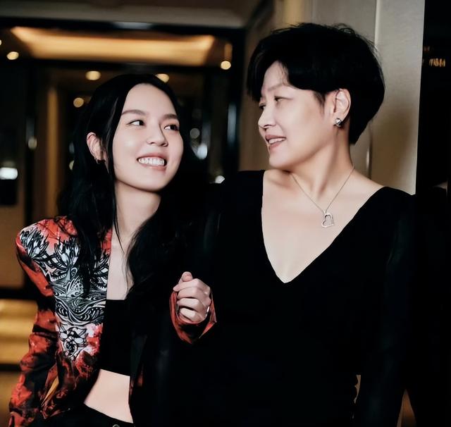 李咏也没想到，自己离世8年后，23岁的女儿就走上一条“不归路!”