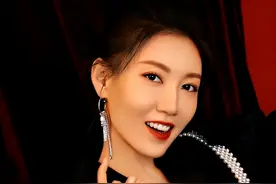 她是靳东“亲妹妹”，出道25年零绯闻，嫁圈外老公跟女儿同台演戏图片