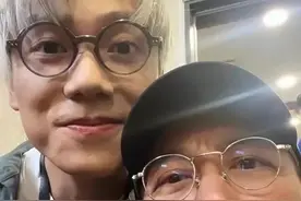 陈奕迅伤后首露面！图片
