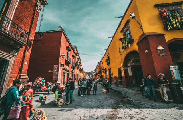 特朗普连炸7国	，美防长逼中国往后退，102架次美军机分批进南海