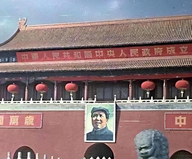 天安门悬挂第四版毛主席像，市民质疑：毛主席怎么只有一只耳朵？