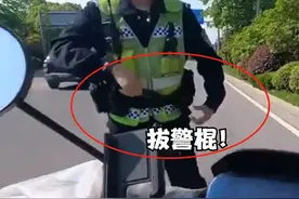 踢到钢板了！交警拔警棍查摩托，不料骑手手续齐全，就挺尴尬！图片